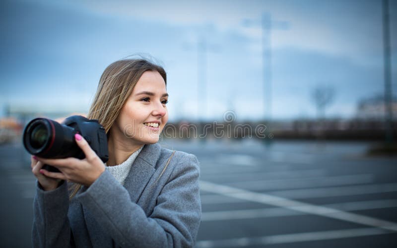 Молодая женщина фотографируется