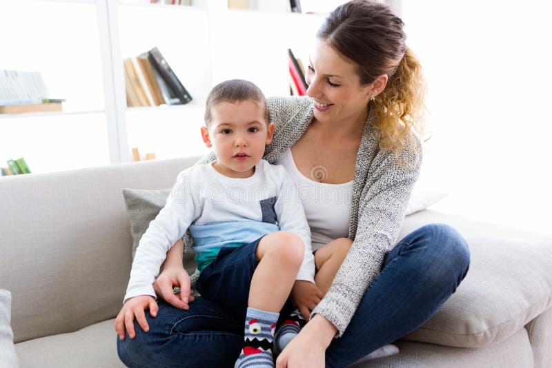 молодая мама и ее сын. женщина с ребенком. мама с ребенком осень. молодая мама. конфликты в семье картинки вертикально.