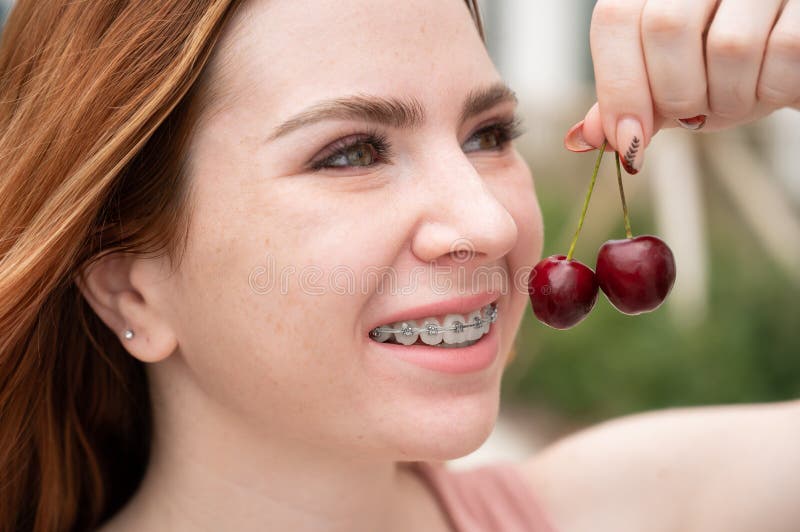 Рыжая красавица с брекетами. Вкусы девочек. Eating Teeth Testing fetish close up. Какая девушка на вкус