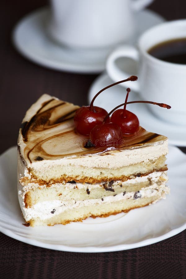 Кусок торта и кофе