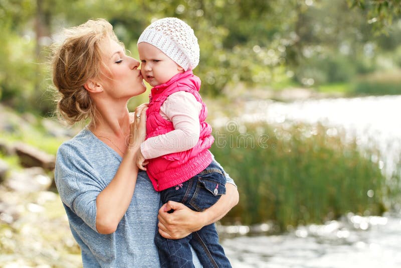 Видео молодая мама ею. Мамы вы восхитительны. Caring mum.