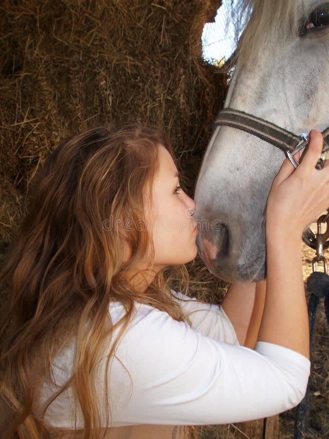 Девушка целует лошадь фото