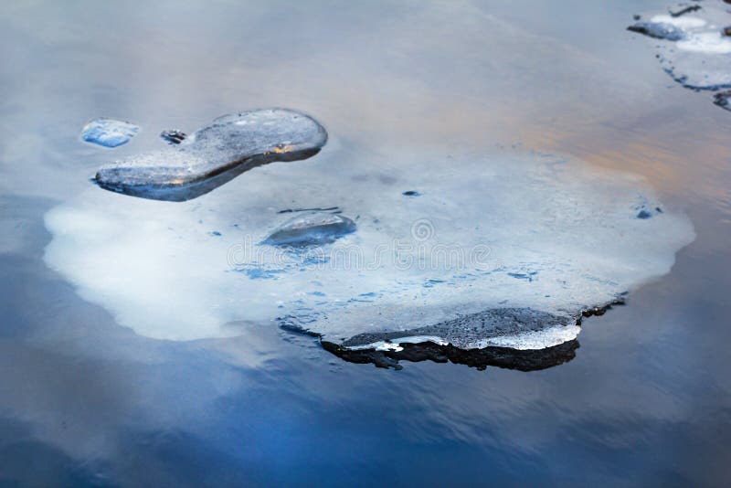 Скорость света во льду. Ice Floe вид сверху. Ice Floes Floating in the Water. Ice-Floe-jacking. Pyrexaec Floe.