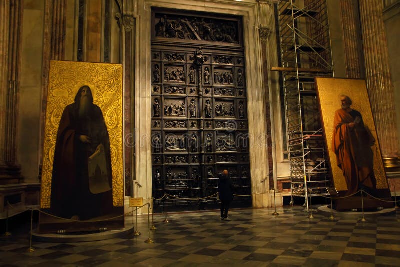 Двери в исаакиевский собор