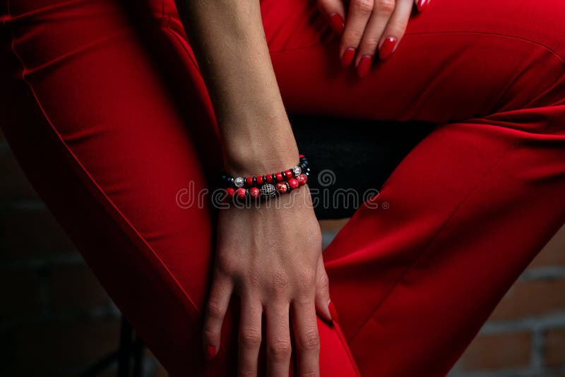 Красивые красные браслеты, сделанные из камней и минералов, аксессуаров дляженщин Стоковое Фото - изображение насчитывающей красивейшее, сделано:182780196