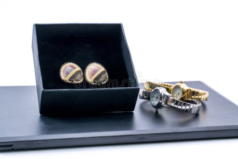 Красивые серебряные серьги в коробке и 2 вахтах Стоковое Изображение - изображение насчитывающей бело, серьги: 57746453