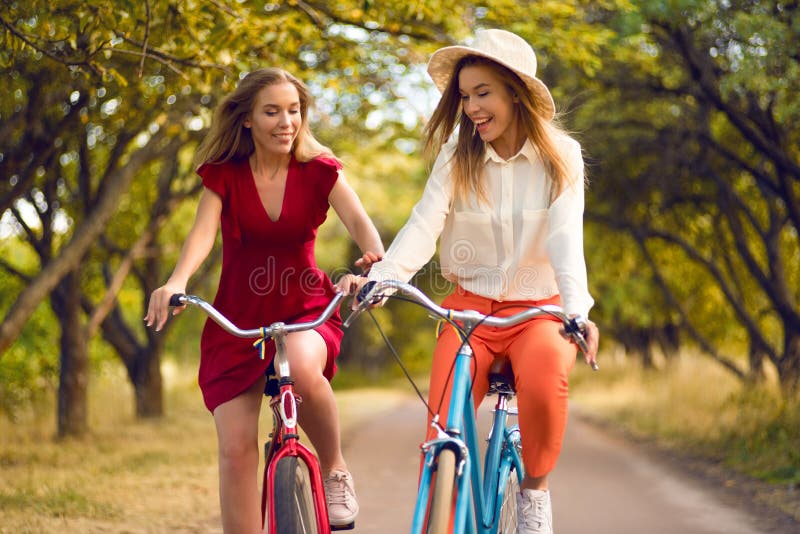 Мы с сестрой катаемся на велосипедах. Сестры катаются. Ride sister. Are Amy and Hannah Bikes riding перевод. Riding sister