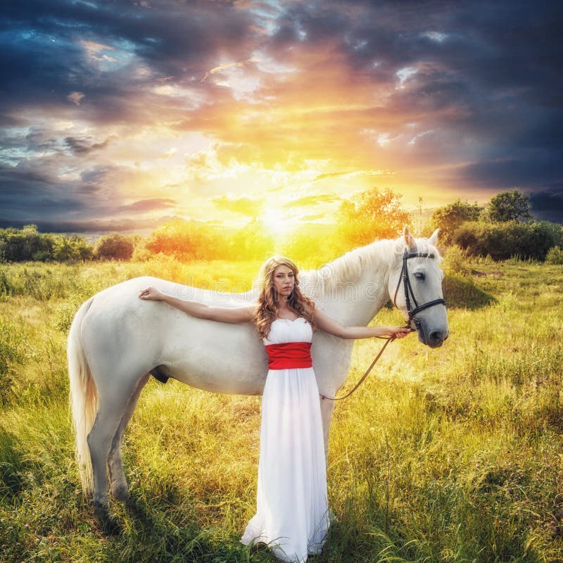 Небо на кону. Женщина и конь в небе. Фотосессия с лошадью в белой рубашке. Девушка среди лошадей в белом одеянии. Толстая блондинка на белом коне.