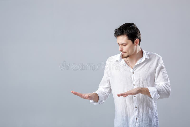 Парень в легкой рубашке танцует. Танцы в джинсах и рубашке. Парень в рубашке эстетика. Парень в белой рубашке танцует. Танец мужчина.