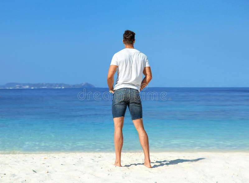 Мужчина на пляже спиной