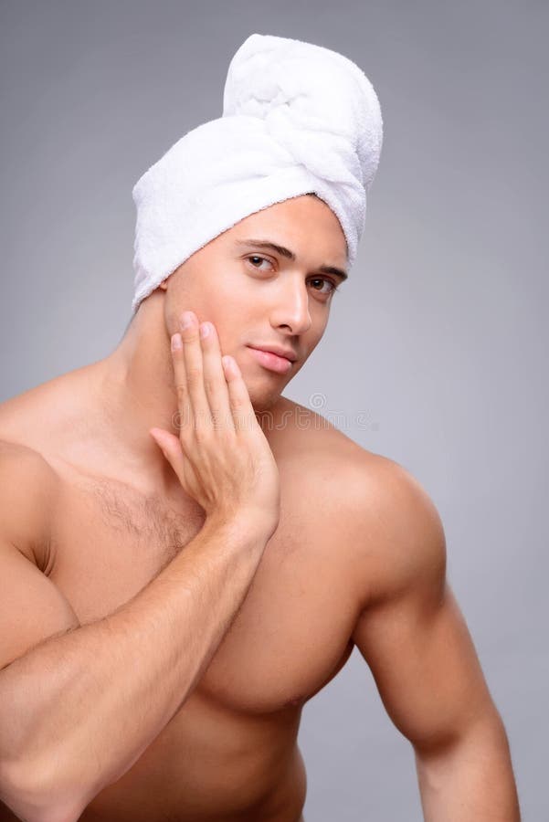 Мужик с полотенцем. Мужчина с полотенцем на голове. Мужчина после душа. Мужчина в полотенце. Мужчина в полотенце после душа.