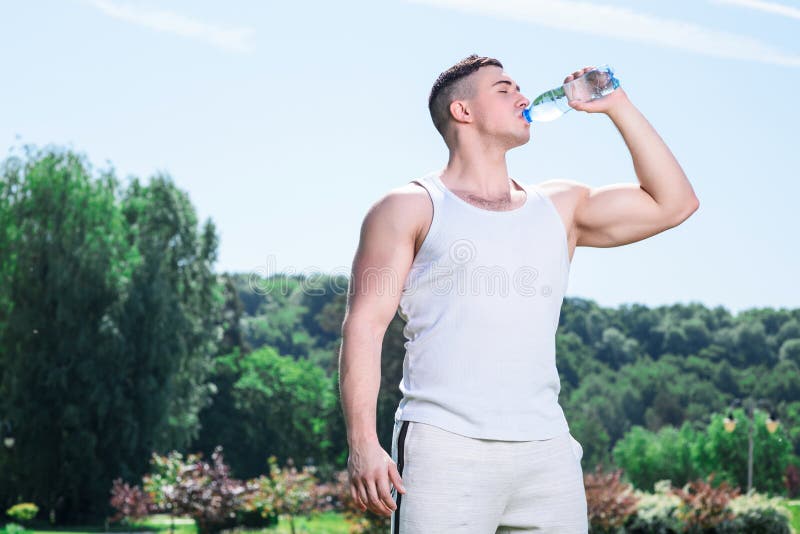 Спортсмен пьет воду