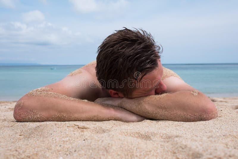 Пока спал на пляже. Мужчина лежит на пляже. Лежа на пляже мужчина. Красивый мужчина лежит на пляже.