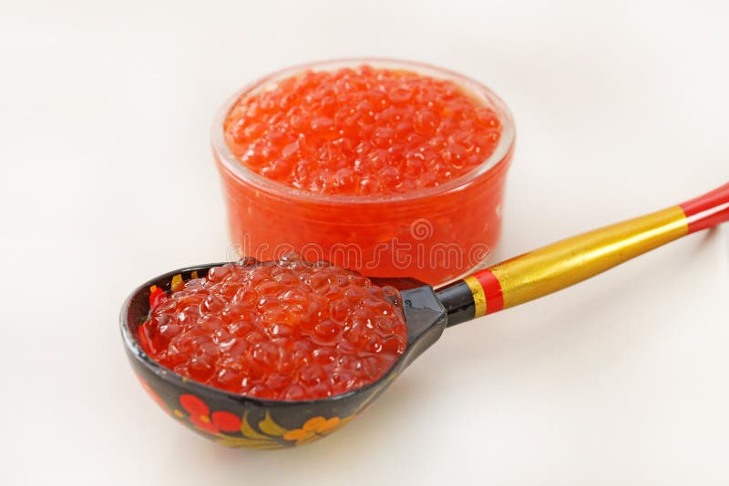 Икра в деревянной ложке
