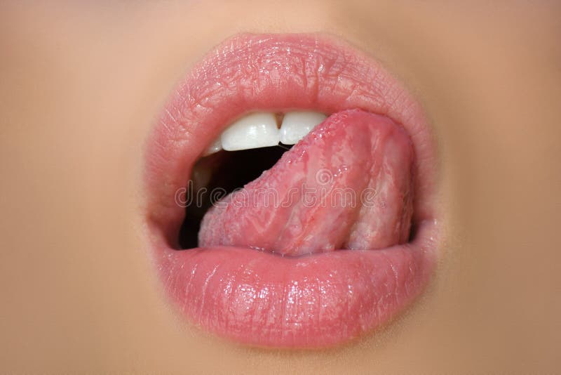 Красиво лижет языком. Язык лижет. Рот девушки с которого торчит язык. Девушки оттопыривают языком щеку. Lick Lips.