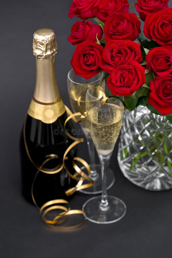 Шампанское и розы 31 экстра на русском. Цветы и шампанское. Шампанское и розы. Букет роз и шампанское. Цветы шампанское конфеты.