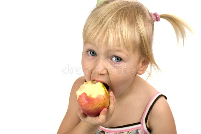 Обгрызенное яблоко как правильно. Девочка ест красное яблоко. Ребенок ест немытое яблоко. Кусает яблоко. Девушка со светлыми волосами ест яблоко.