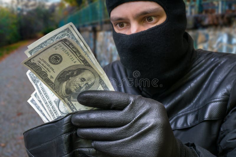 Гениальный грабитель всех обхитрил. Бандит с деньгами. Грабеж денег. Грабитель в маске с деньгами.