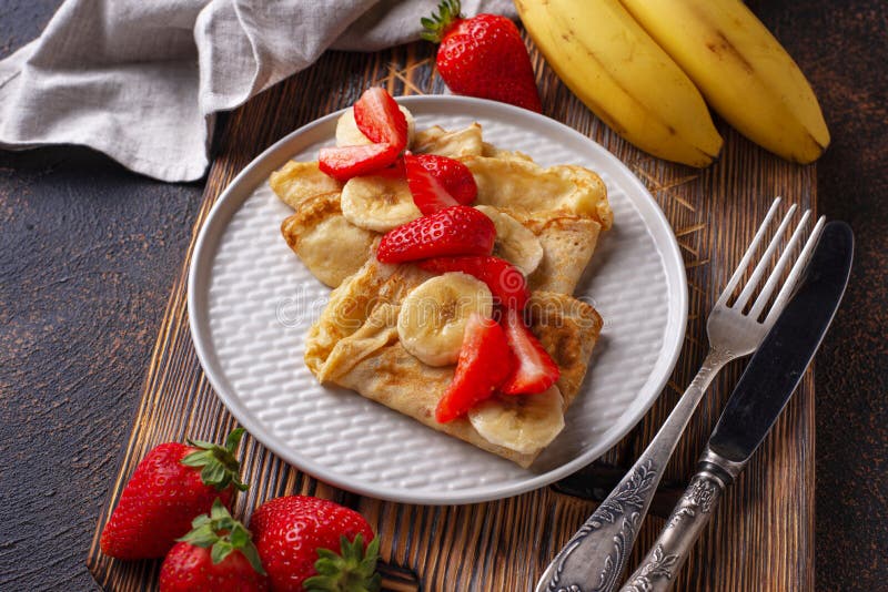 Блинчики с клубникой и бананом