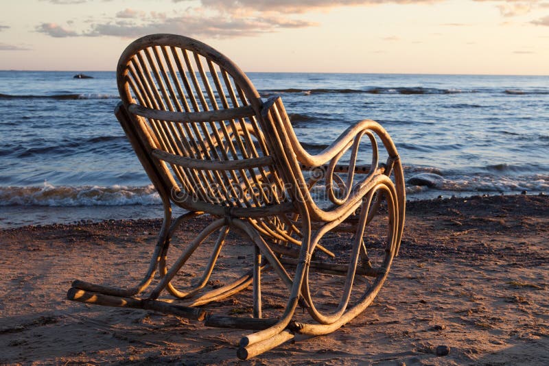 В креслах на берегу моря