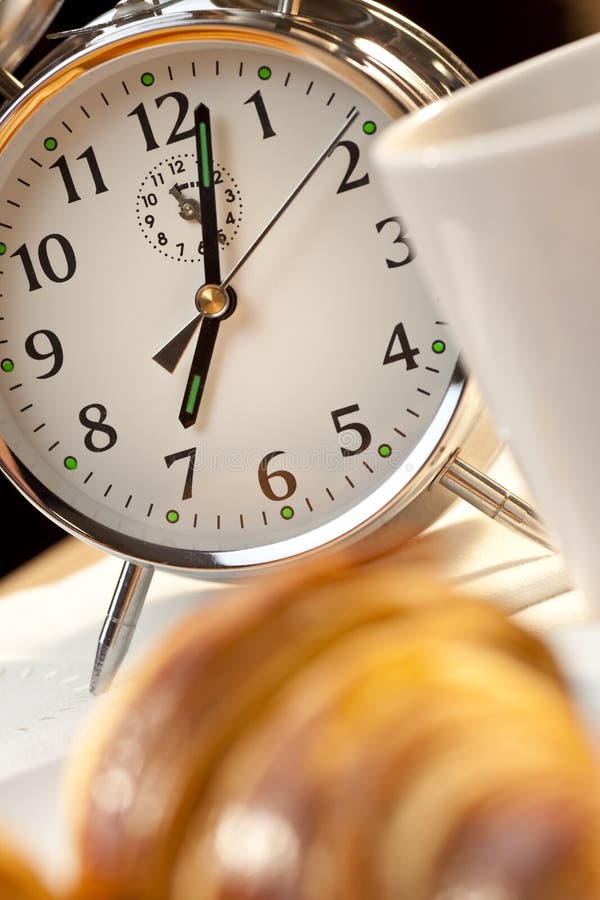 Время стоит еще раннее золотистый утренний. Часы утро. Завтрак часы. Утренние часы. Утро будильник кофе.