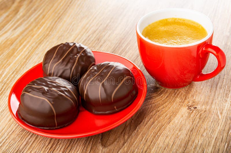 https://thumbs.dreamstime.com/b/%D0%BA%D1%80%D1%83%D0%B3%D0%BB%D1%8B%D0%B5-%D1%88%D0%BE%D0%BA%D0%BE%D0%BB%D0%B0%D0%B4%D0%BD%D1%8B%D0%B5-%D0%BA%D0%BE%D0%BD%D1%84%D0%B5%D1%82%D1%8B-%D0%B2-%D0%BA%D1%80%D0%B0%D1%81%D0%BD%D0%BE%D0%B9-%D1%82%D0%B0%D1%80%D0%B5%D0%BB%D0%BA%D0%B5-%D1%87%D1%91%D1%80%D0%BD%D0%BE%D0%B3%D0%BE-%D0%BA%D0%BE%D1%84%D0%B5-%D0%BD%D0%B0-229298551.jpg