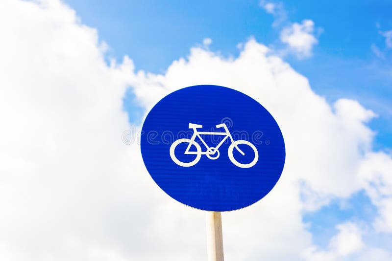 Знак круглый год. Велосипедная дорожка дорожный знак. Знак конец велосипедной дорожки. Синий круглый знак с велосипедом. Знак велосипедная дорожка в виде пазла.