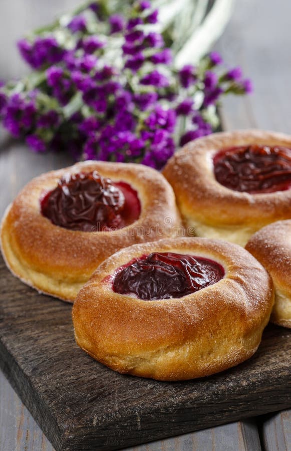 Булочки со сливой