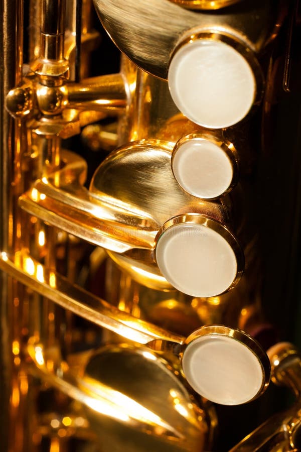 Клапан саксофона. Октавный клапан на саксофоне. Саксофон без клапанов. Саксофон клапаны вид сверху. Открыты клапана на саксофоне.
