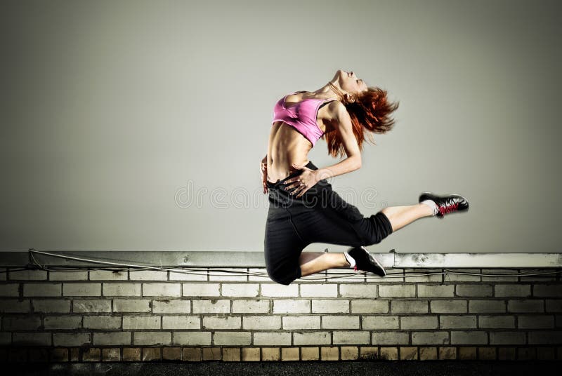 Танцы на крыше песня. Девушка перепрыгивает стену. Танцы на крыше. Танцующая девушка на крыше. Танцы серый фон девушка в прыжке.