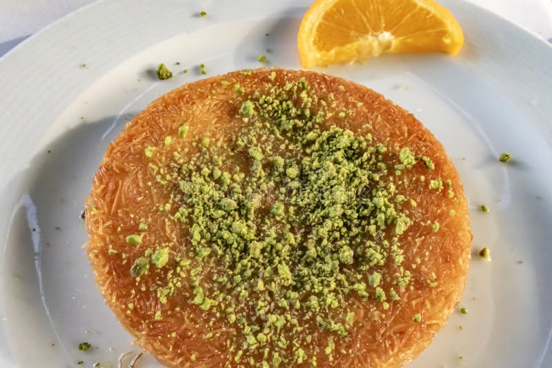 Турецкий десерт с сыром кюнефе