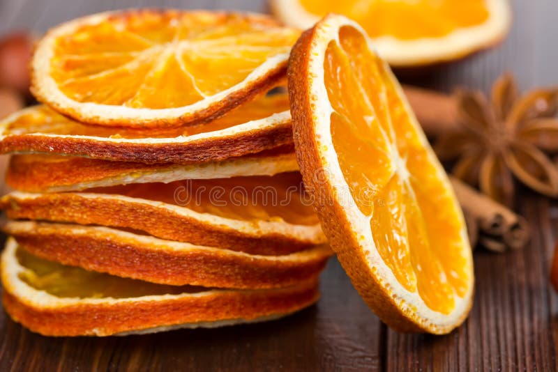 Сушеный апельсин с корицей