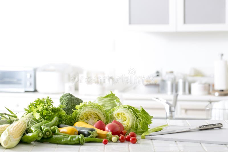 Vegetables In Kitchen Изображения: просматривайте стоковые фотографии, векторные