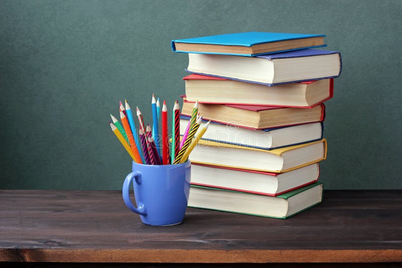 На учительском столе лежала стопка одинаковых учебников. Карандаши цветные стопка. Стопка цветных книг. Стопка разноцветных книг. Стопка тетрадей на учительском столе.