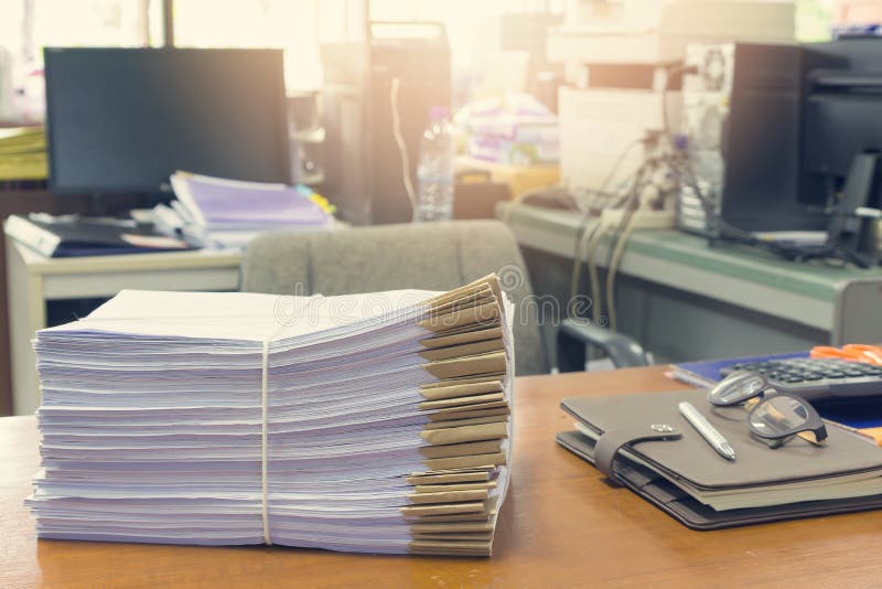 Дела бумага. Стопка документов в офисе. Бумага для офиса. Бумаги на столе. Стопки бумаг на столе в офисе.