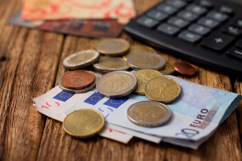 Куча денег в руках. Деньги счета фон. Расстроенный человек и счета за ку. Калькулятор и деньги. Чеки деньги.