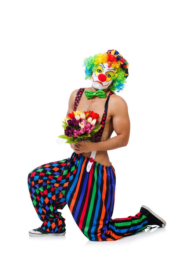 Клоун с цветами. Клоун с цветочком. Клоун на коленях. Клоунесса на белом фоне.