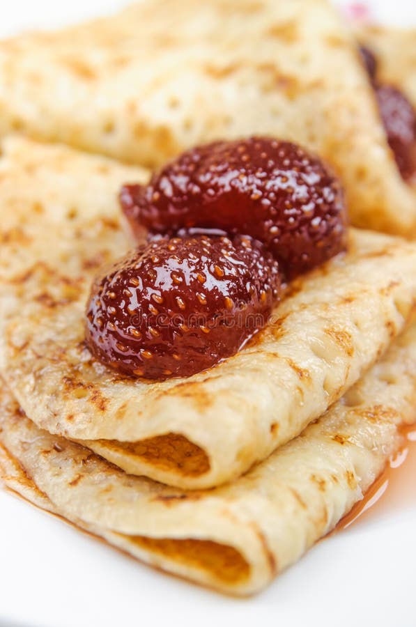 Блины с клубничным джемом