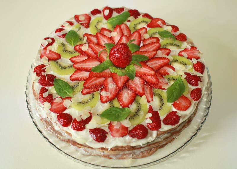 Торт с киви и клубникой