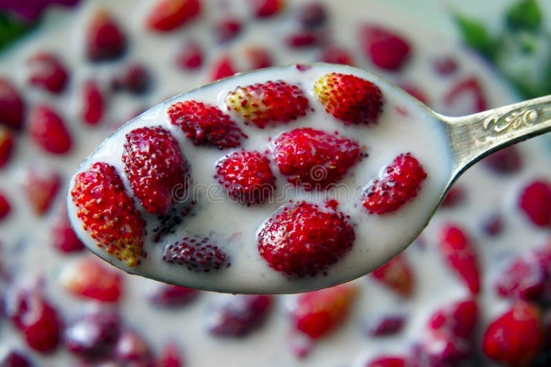 Клубника с молоком