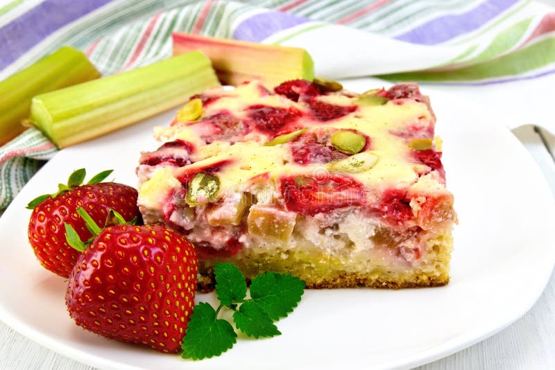 Финский пирог ревенем и клубникой