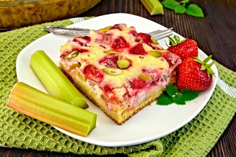 Финский пирог ревенем и клубникой