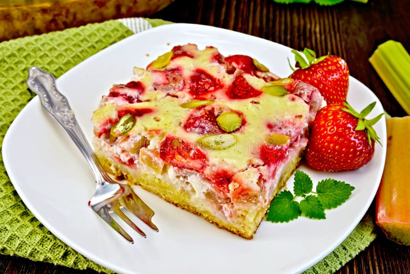 Финский пирог ревенем и клубникой