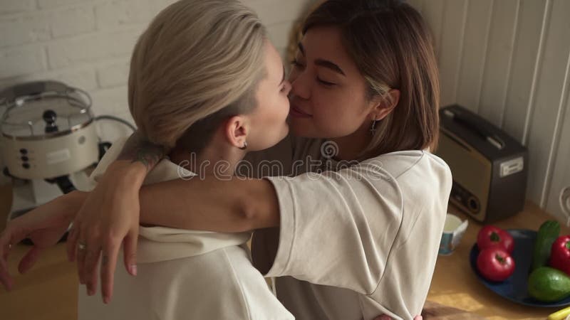 лесбийская пара образ жизни молодые женщины обнимают поцелуй приготовленияпищи видеоматериал - Видео насчитывающей довольно, кавказско: 228642076
