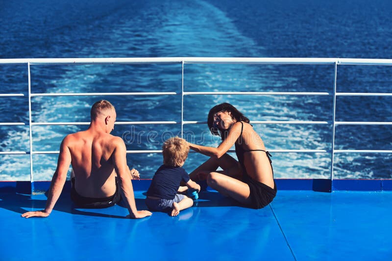 прогулка на яхте дети. байдарка на озере. яхта seadream. плавающие путешествующие. плавающие путешествующие.