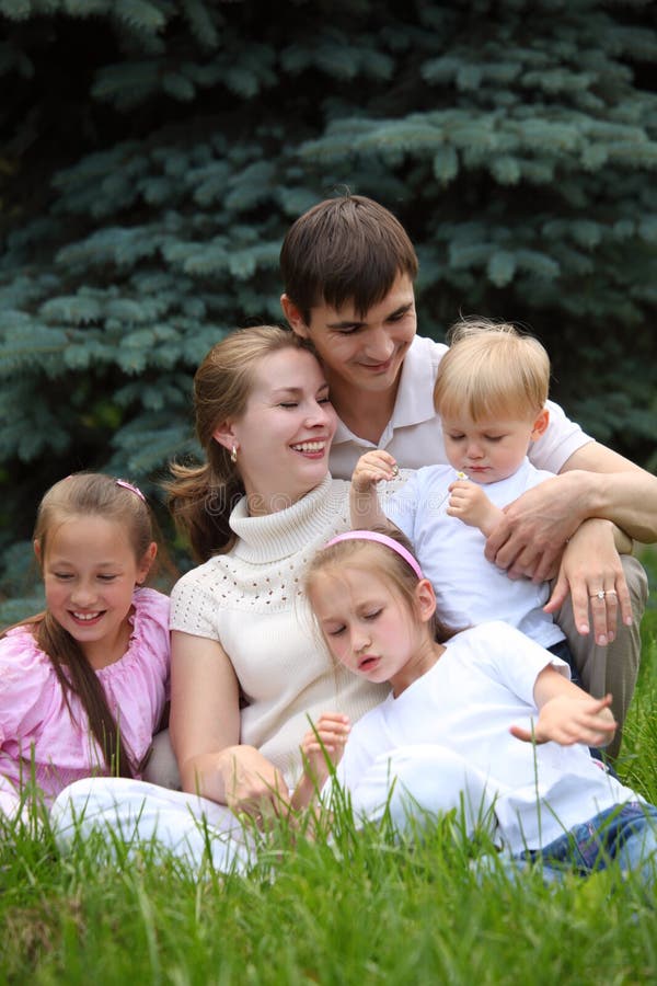 2 дочки и 1 папа. Многодетная семья на природе. Трое детей. Семья с 3 детьми. Семья две девочки.