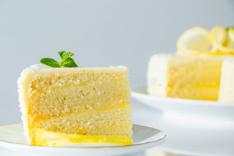 Кусок торта с лимоном