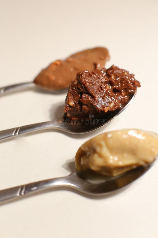 Ложка с арахисовой пастой