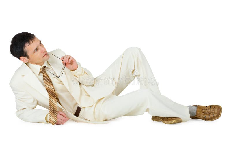 Мужчина лежит нога на ногу. Мужчина в костюме лежит. Человек лежит на белом фоне. Мужчина лежит на боку.