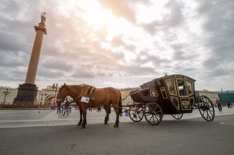Дворцовая площадь в Санкт Петербурге кони